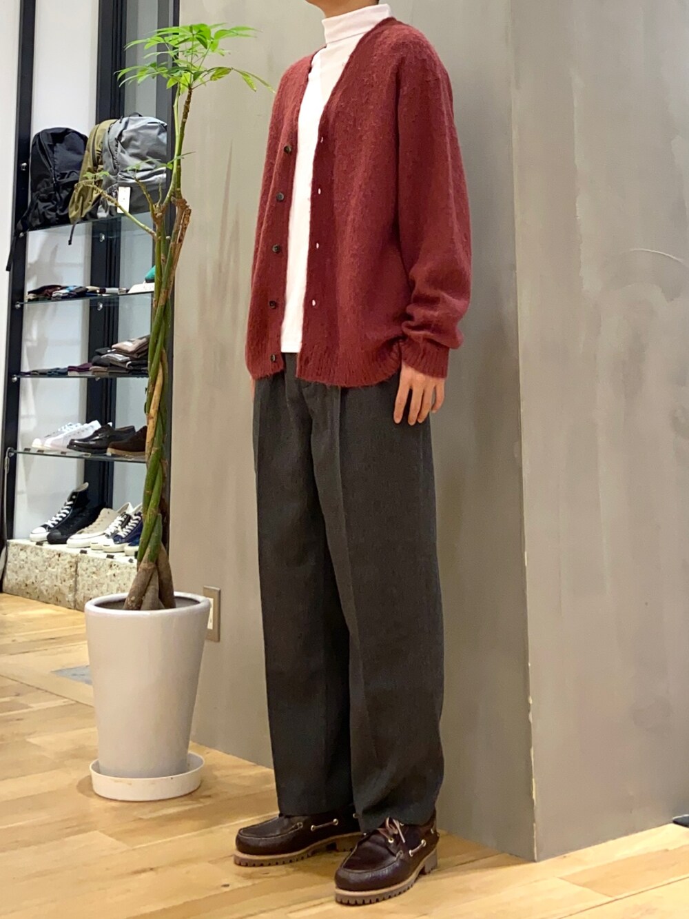 オレンジ系のカーディガン/ボレロ、ホワイト系のTシャツ/カットソー、ブラウン系のスニーカーを着用したメンズの秋コーディネートの3枚目の写真