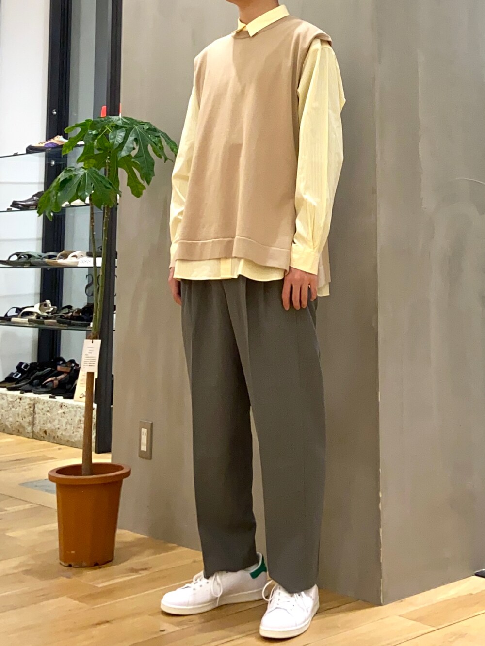 ベージュ系のベスト、イエロー系のシャツ/ブラウス、グリーン系のその他パンツを着用したメンズの春コーディネートの3枚目の写真