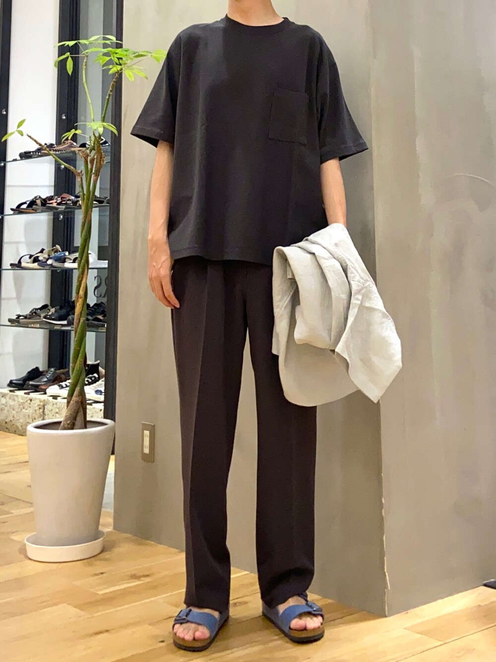 グレー系のシャツ/ブラウス、グレー系のその他パンツ、ブラック系のTシャツ/カットソーを着用したメンズの夏コーディネートの2枚目の写真