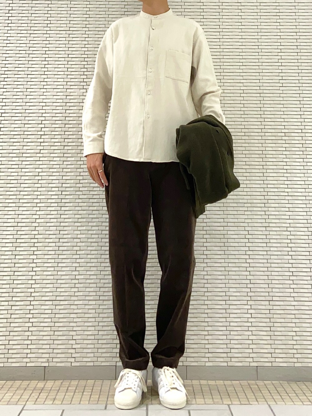 グリーン系のカーディガン/ボレロ、ベージュ系のシャツ/ブラウス、ブラウン系のその他パンツを着用したメンズの秋コーディネートの2枚目の写真