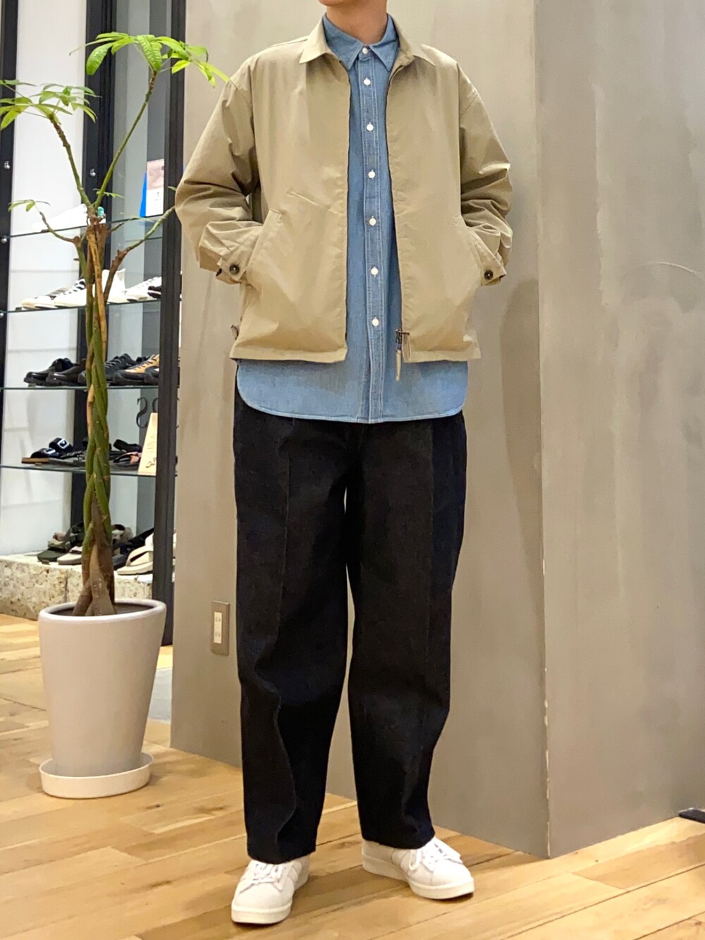 ベージュ系のブルゾン、ブルー系のシャツ/ブラウス、ベージュ系のスニーカーを着用したメンズの春コーディネートの4枚目の写真