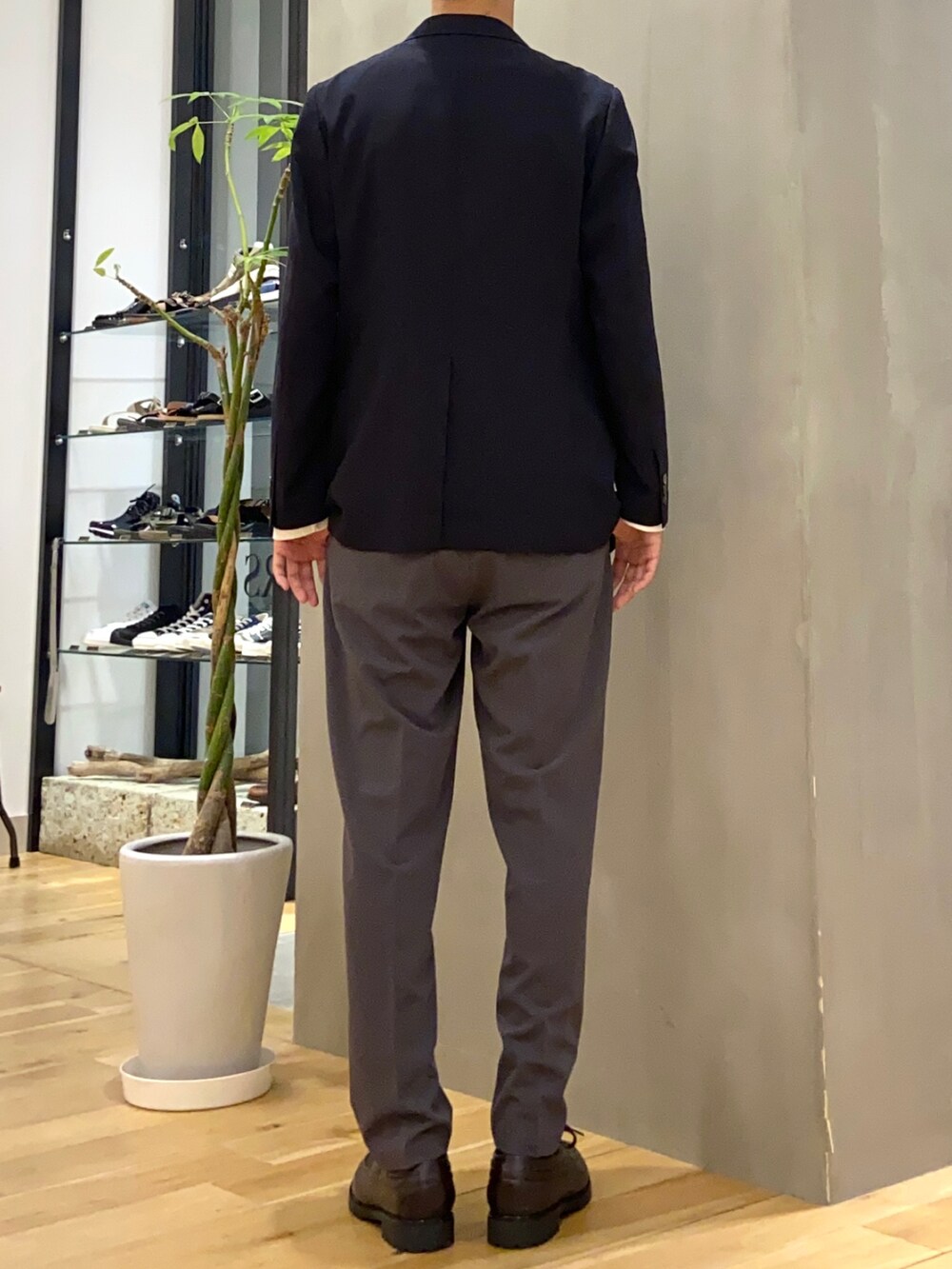 ブルー系のスーツジャケット、ホワイト系のTシャツ/カットソー、ブラウン系のその他シューズを着用したメンズの夏コーディネートの3枚目の写真