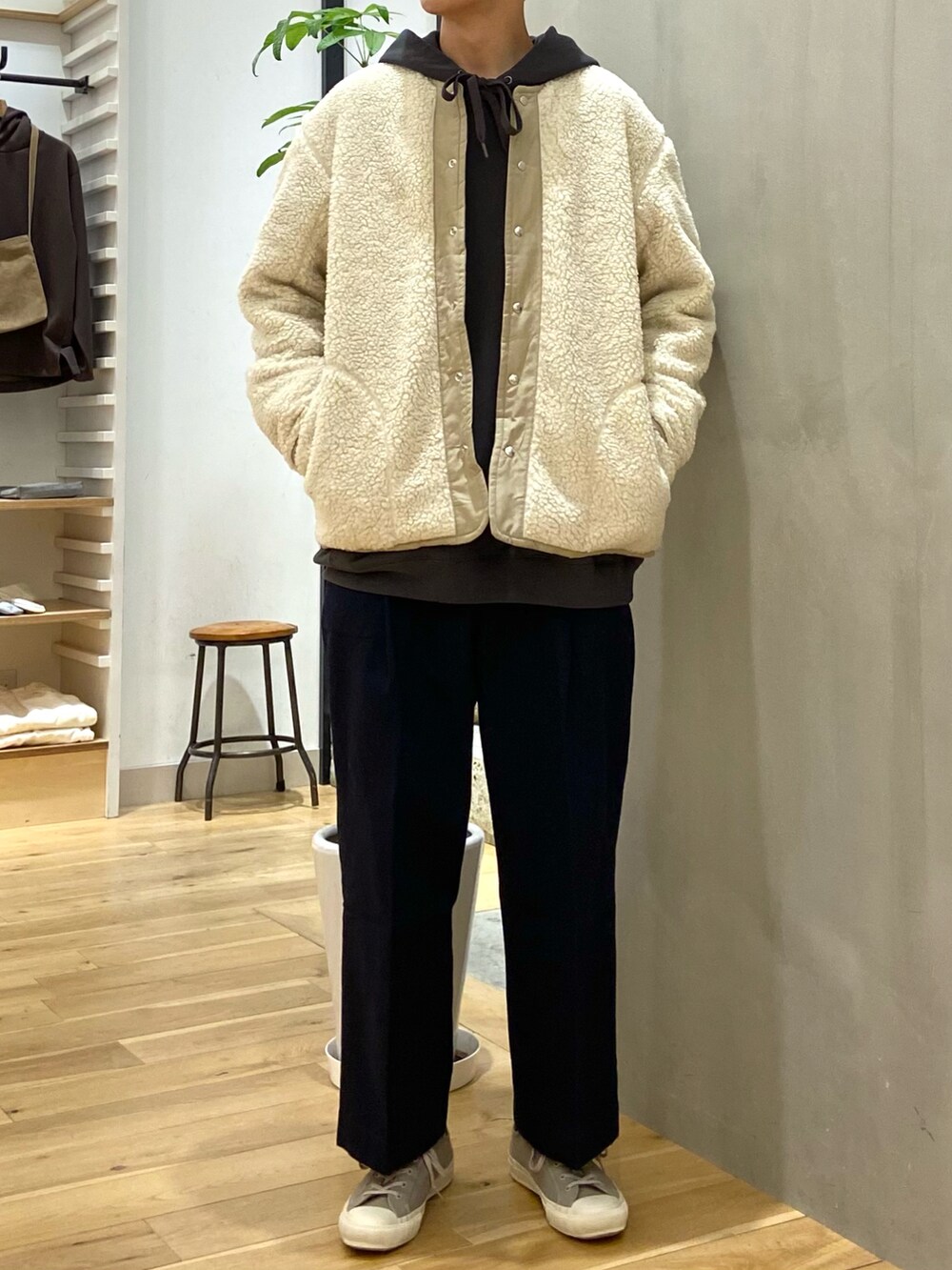 ホワイト系のブルゾン、グレー系のパーカー、ブルー系のその他パンツを着用したメンズの秋コーディネートの2枚目の写真