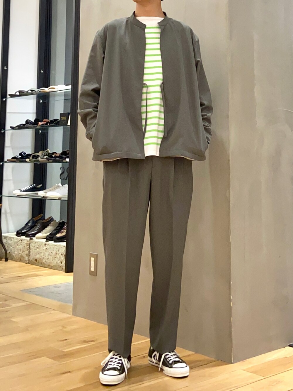 グリーン系のTシャツ/カットソー、グリーン系のブルゾン、グリーン系のその他パンツを着用したメンズの春コーディネートの2枚目の写真