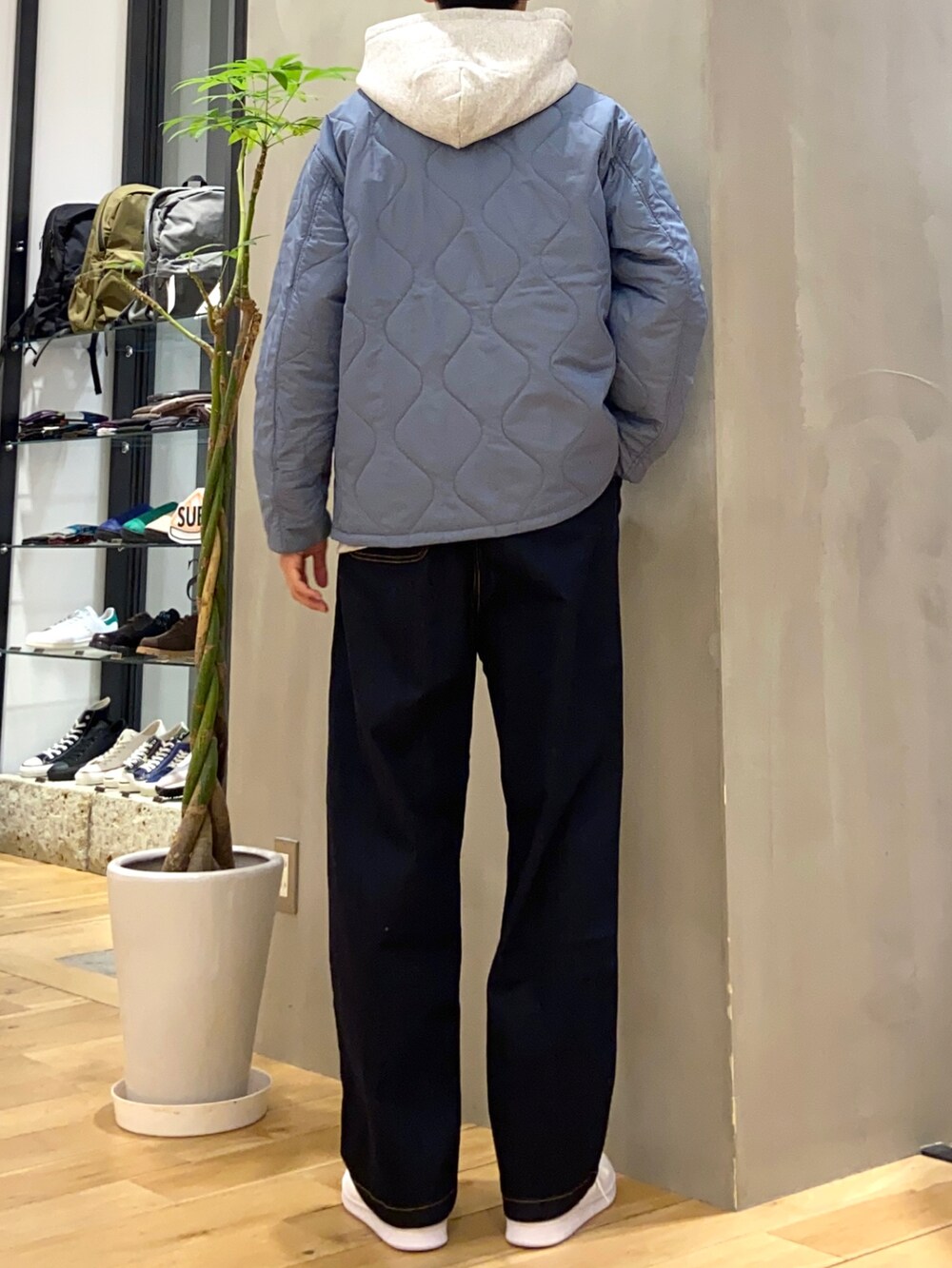 ブルー系のダウンジャケット/コート、グレー系のパーカー、ブルー系のその他パンツを着用したメンズの秋コーディネートの4枚目の写真