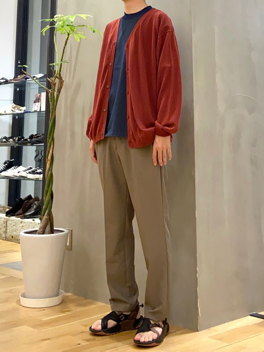 ブラウン系のカーディガン/ボレロ、ブルー系のTシャツ/カットソー、ブラウン系のその他パンツを着用したメンズの夏コーディネートの3枚目の写真