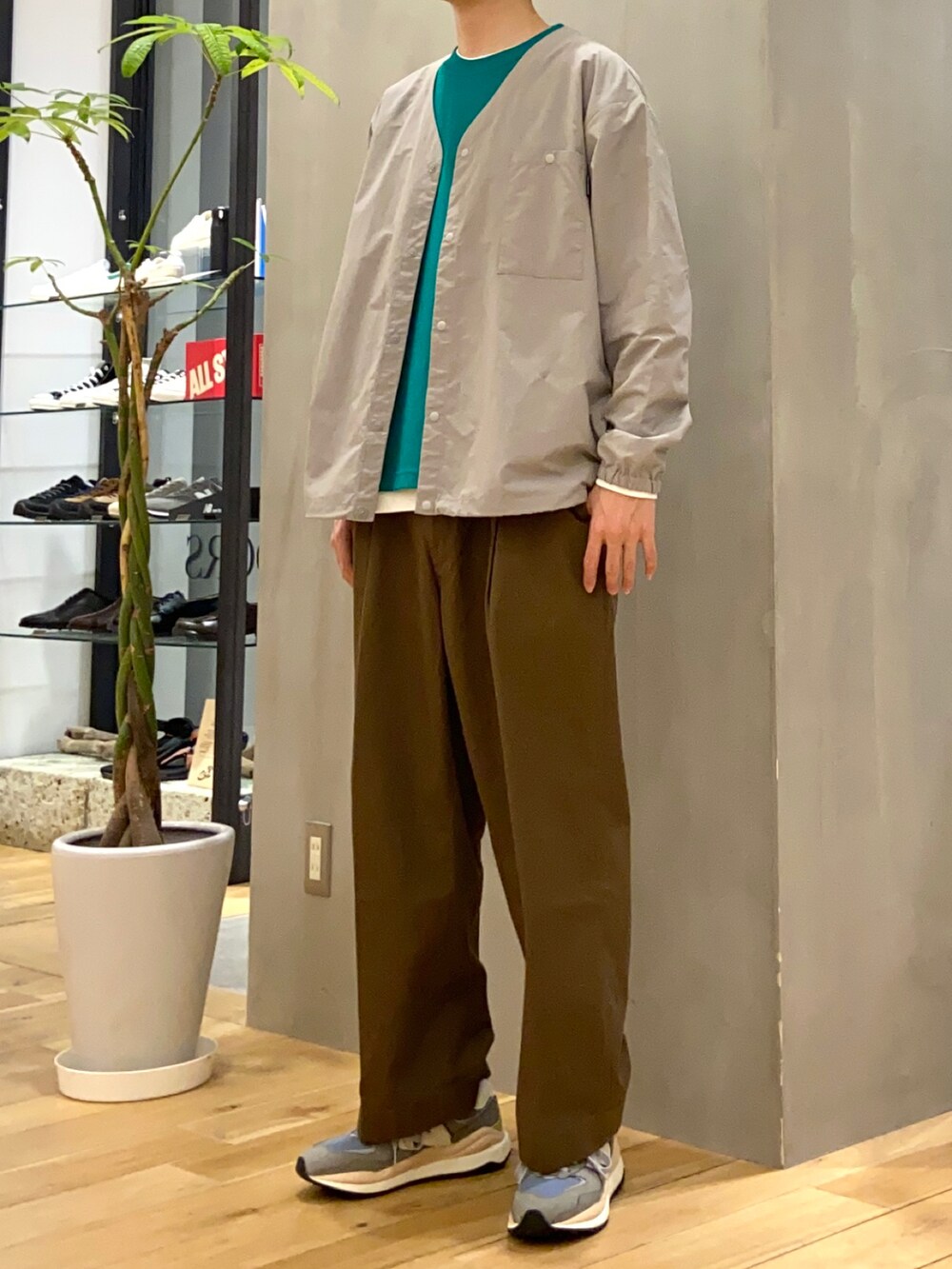 グレー系のナイロンジャケット、グリーン系のTシャツ/カットソー、ホワイト系のTシャツ/カットソーを着用したメンズの春コーディネートの5枚目の写真