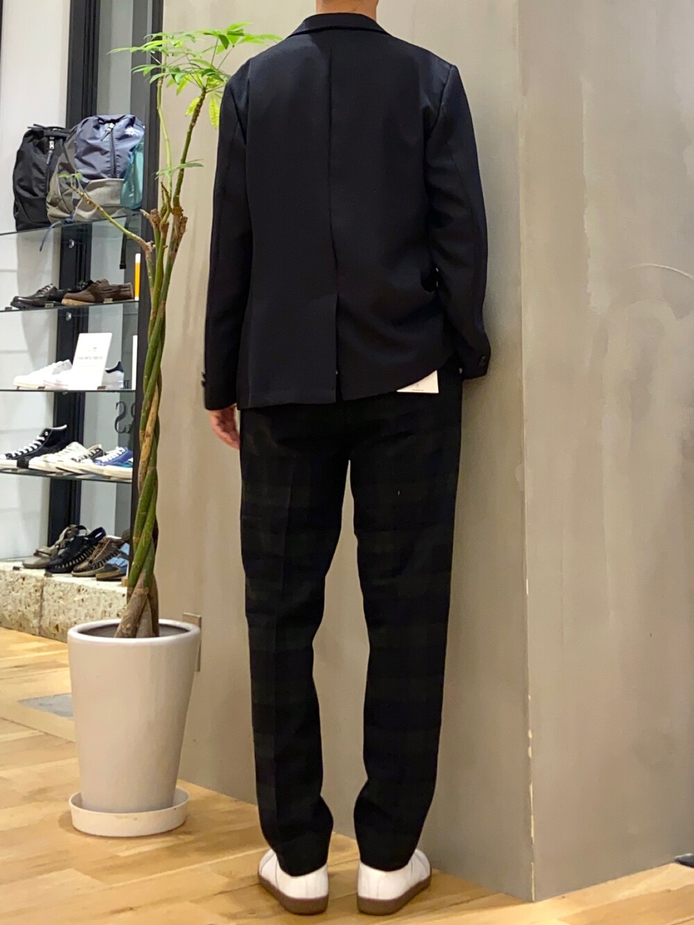 ブルー系のその他アウター、ホワイト系のTシャツ/カットソー、ブラック系のその他パンツを着用したメンズの秋コーディネートの4枚目の写真