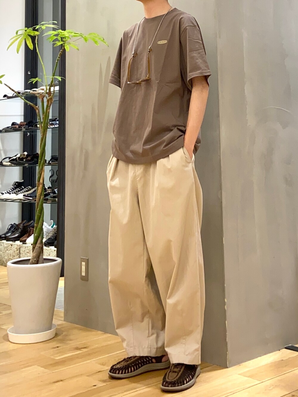 ベージュ系のその他パンツ、ブラウン系のTシャツ/カットソー、ホワイト系のその他小物を着用したメンズの春コーディネートの3枚目の写真