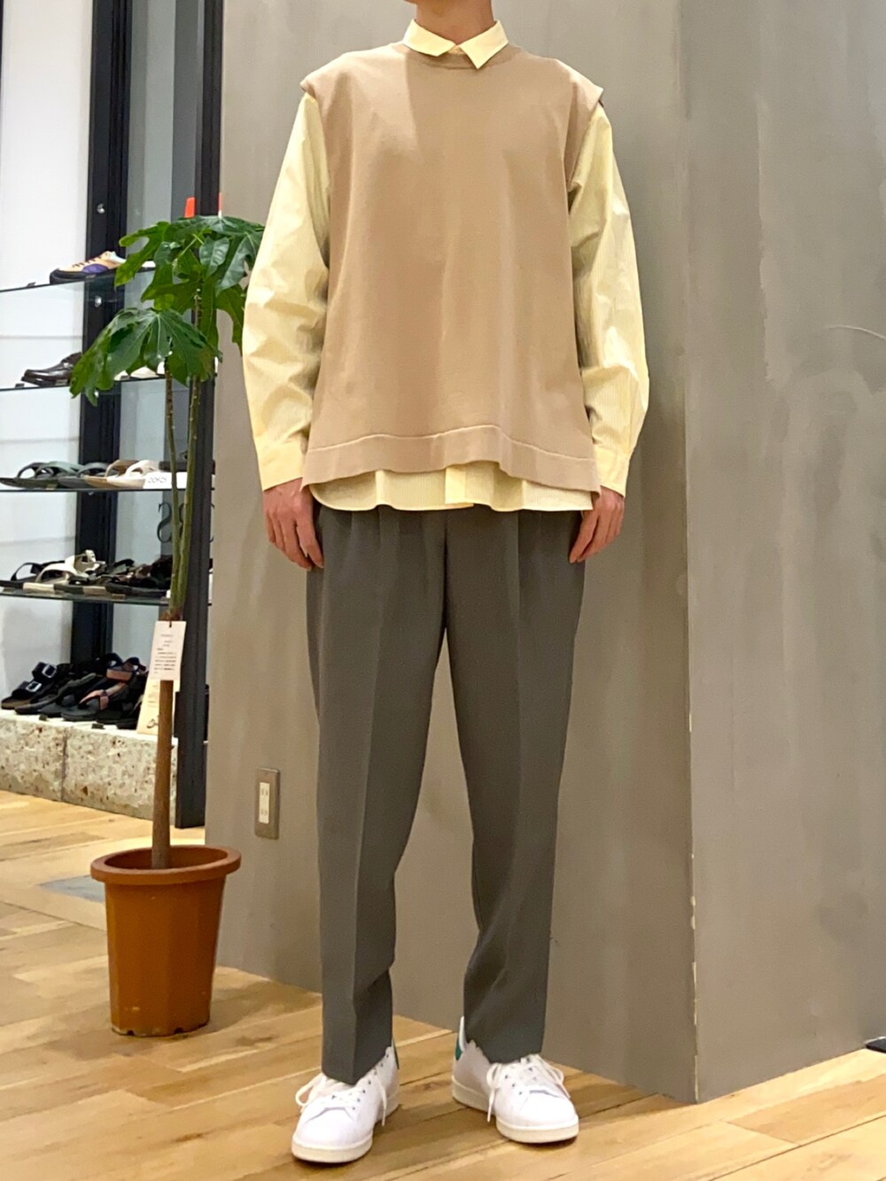 ベージュ系のベスト、イエロー系のシャツ/ブラウス、グリーン系のその他パンツを着用したメンズの春コーディネートの2枚目の写真