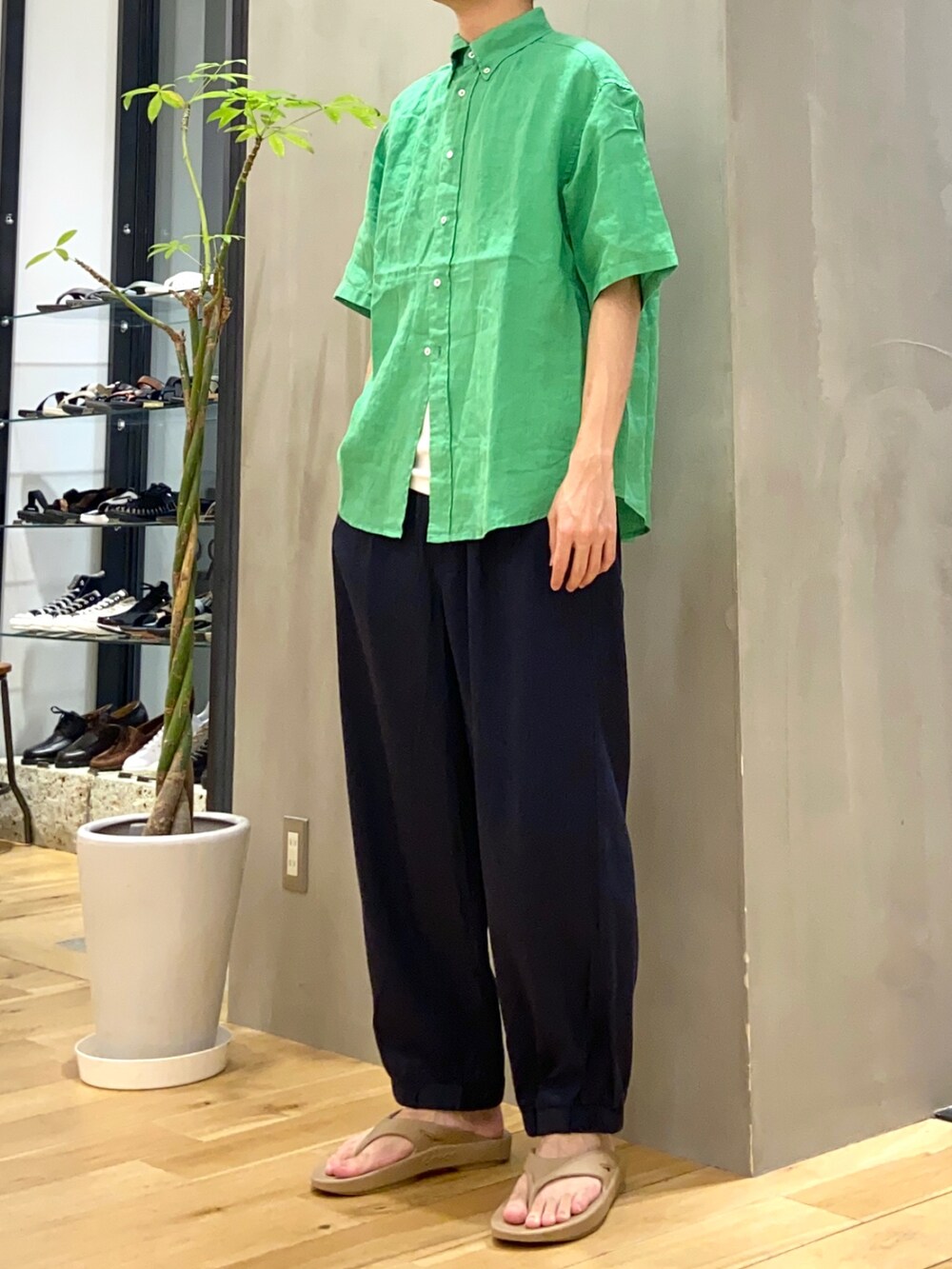 グリーン系のシャツ/ブラウス、ホワイト系のTシャツ/カットソー、ブルー系のその他パンツを着用したメンズの夏コーディネートの2枚目の写真