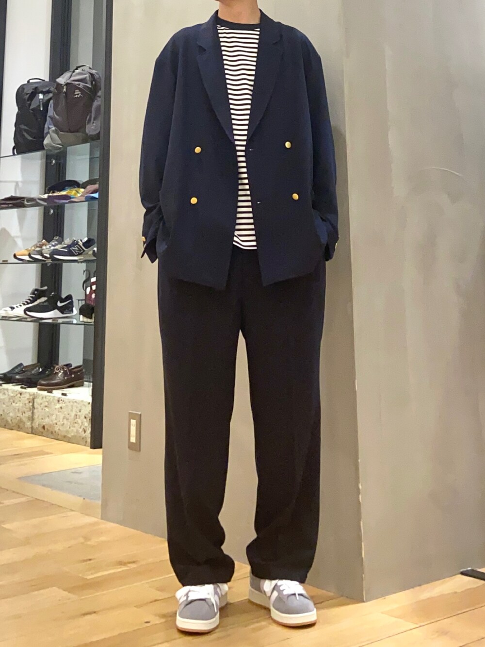 ブルー系のテーラードジャケット、ブルー系のTシャツ/カットソー、ブルー系のスラックスを着用したメンズの春コーディネートの4枚目の写真