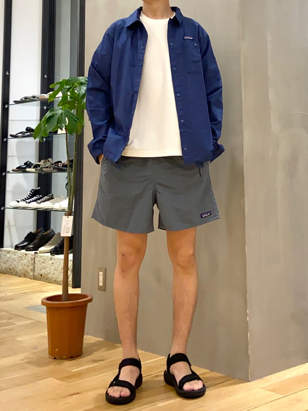 ホワイト系のTシャツ/カットソー、その他のその他、ブラック系のその他を着用したメンズの春コーディネートの2枚目の写真