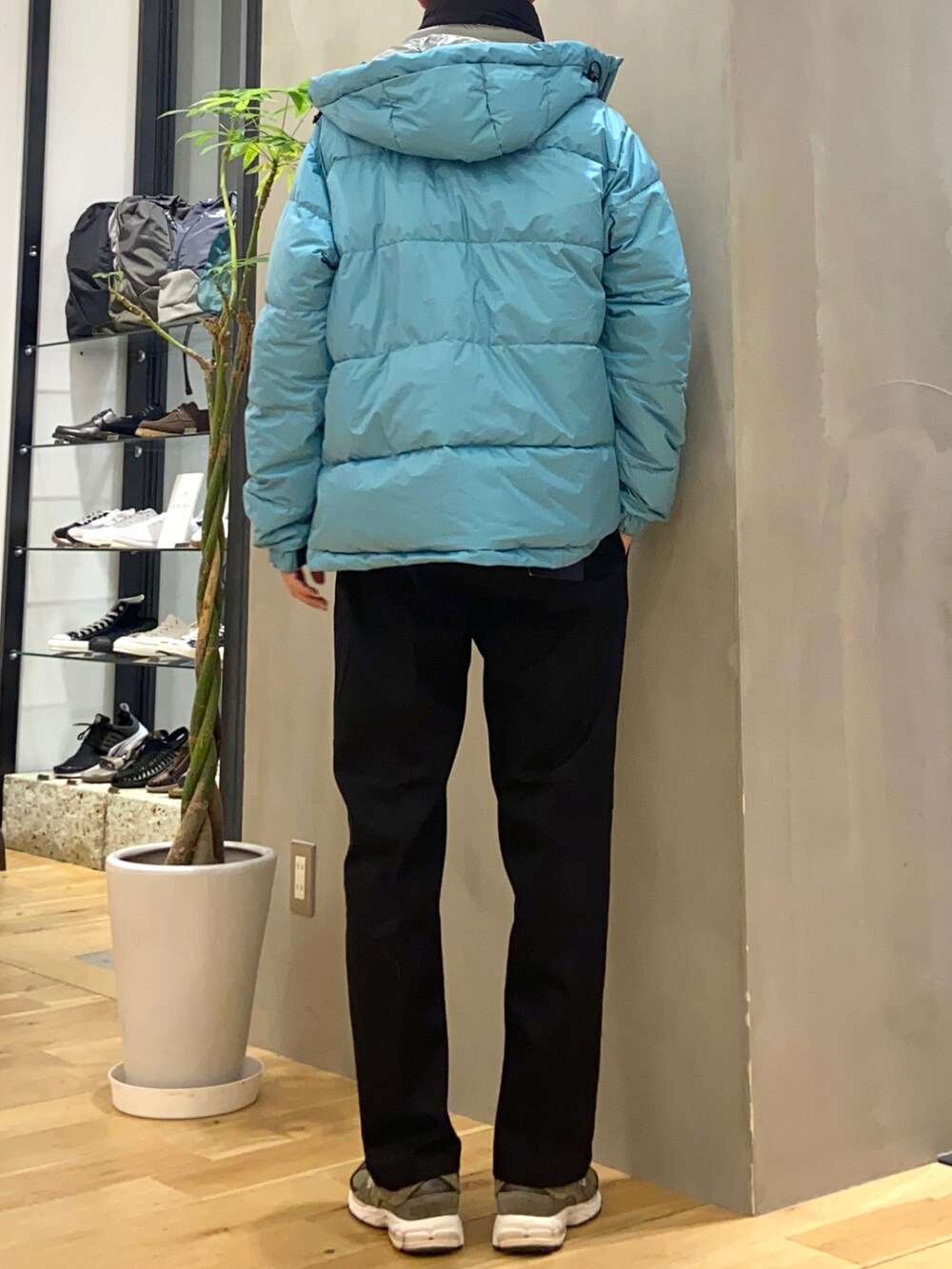 ブルー系のダウンジャケット/コート、ブラック系のその他パンツ、グレー系のスウェットを着用したメンズの秋コーディネートの4枚目の写真