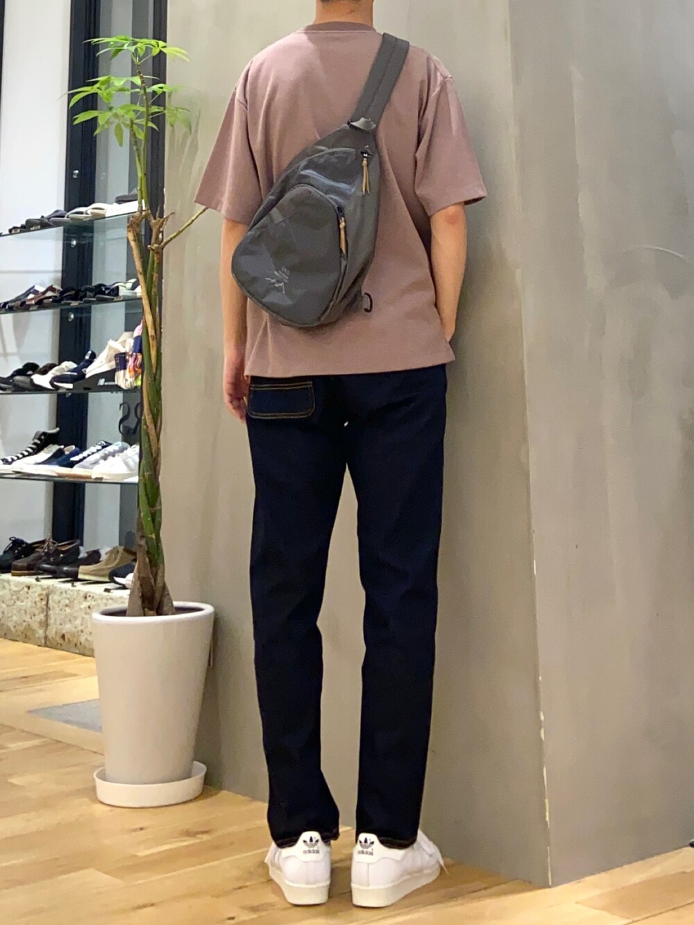 ピンク系のTシャツ/カットソー、グレー系のショルダーバッグ、ブルー系のその他パンツを着用したメンズの夏コーディネートの3枚目の写真