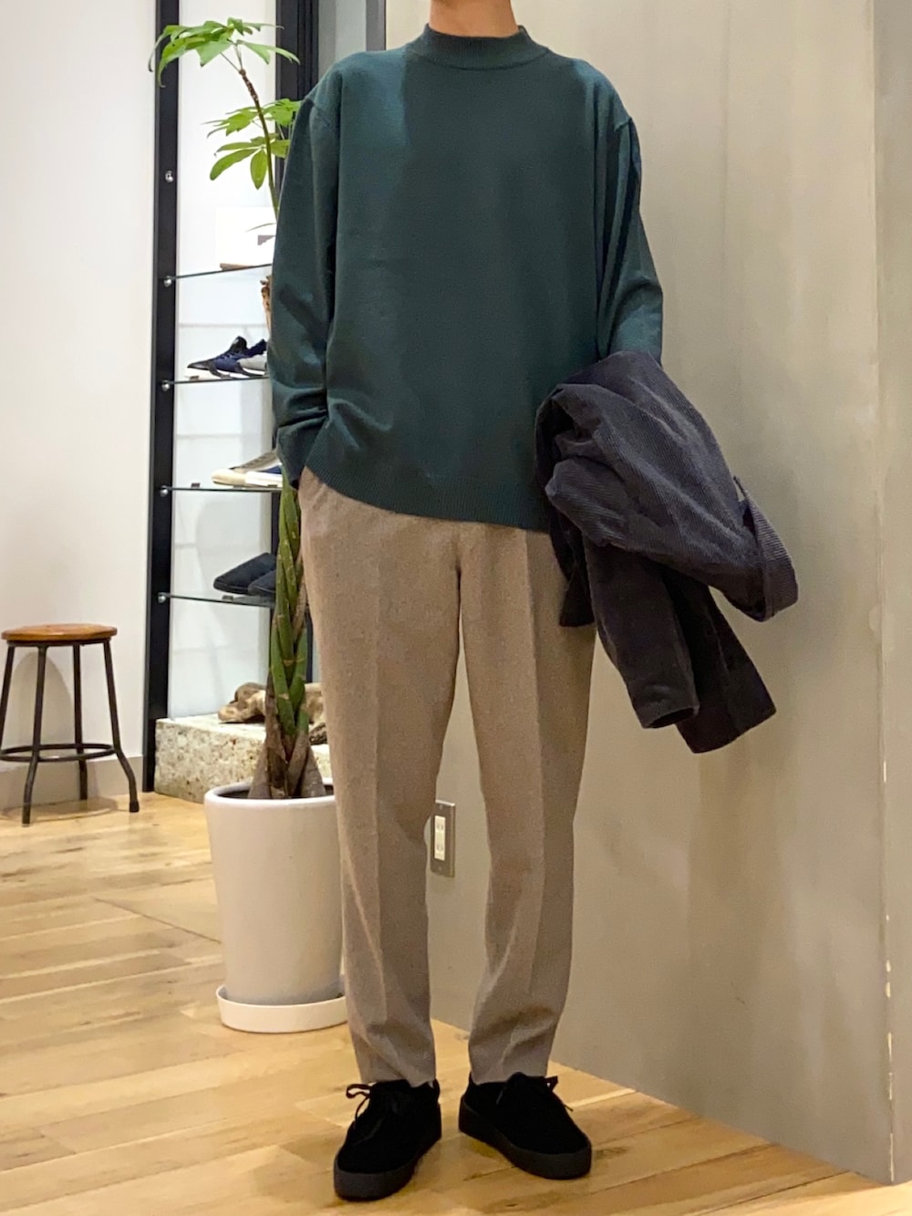 グレー系のカバーオール、グリーン系のニット/セーター、ブラック系のその他シューズを着用したメンズの冬コーディネートの2枚目の写真