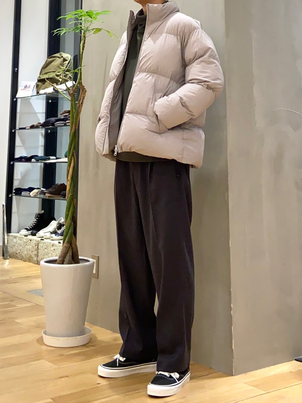 グレー系のダウンジャケット/コート、グリーン系のスウェット、グレー系のその他パンツを着用したメンズの冬コーディネートの2枚目の写真