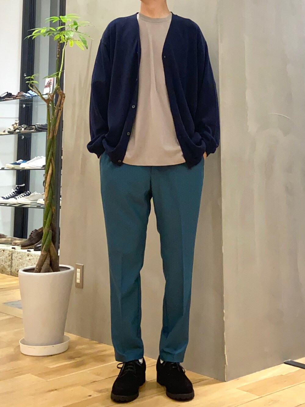 ブルー系のカーディガン/ボレロ、ベージュ系のTシャツ/カットソー、グリーン系のその他パンツを着用したメンズの秋コーディネートの2枚目の写真