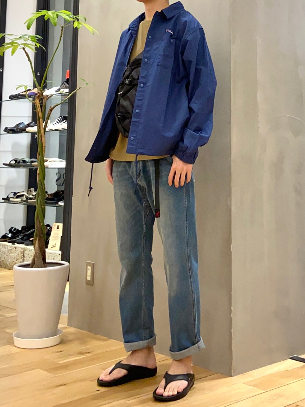 ゴールド系のTシャツ/カットソー、ブルー系のその他パンツ、ブラック系のサンダルを着用したメンズの春コーディネートの3枚目の写真