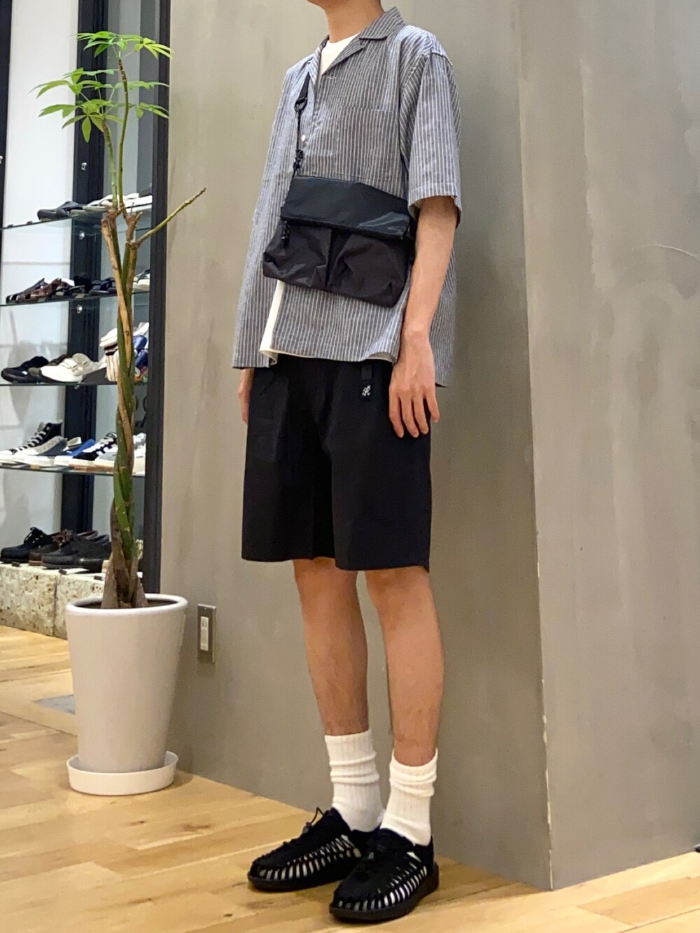 ブルー系のシャツ/ブラウス、ホワイト系のTシャツ/カットソー、ブラック系のその他パンツを着用したメンズの春コーディネートの3枚目の写真