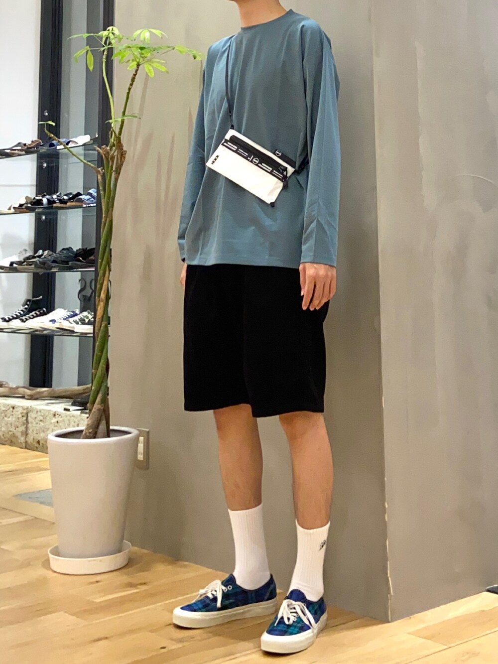 グリーン系のTシャツ/カットソー、ホワイト系のショルダーバッグ、ブラック系のその他パンツを着用したメンズの夏コーディネートの3枚目の写真