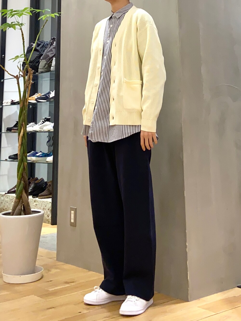 ホワイト系のカーディガン/ボレロ、ブルー系のシャツ/ブラウス、ブラック系のスニーカーを着用したメンズの冬コーディネートの3枚目の写真