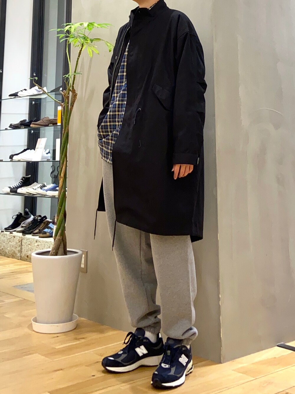 ブラック系のモッズコート、ブラック系のダウンジャケット/コート、ブルー系のシャツ/ブラウスを着用したメンズの秋コーディネートの3枚目の写真