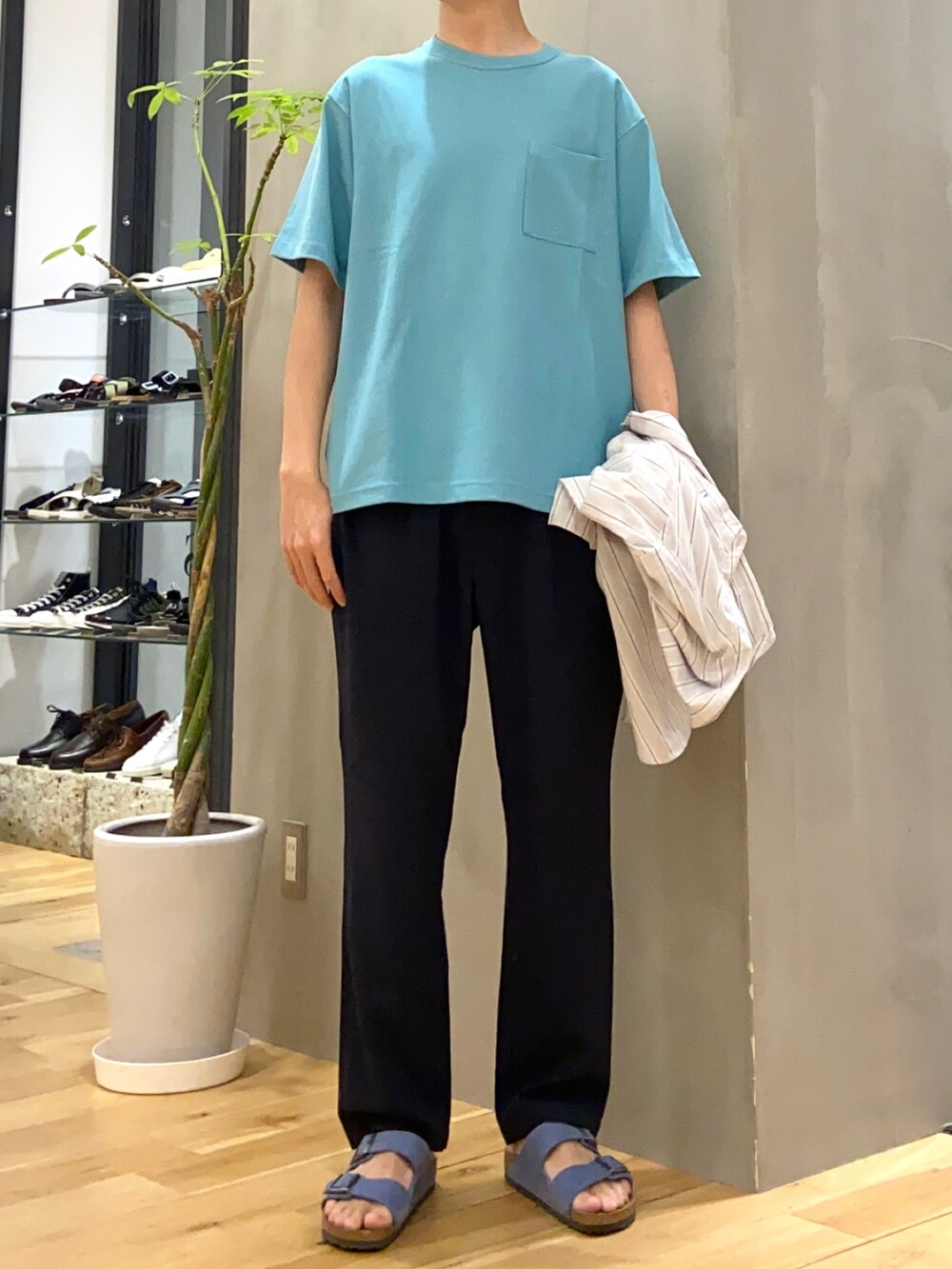 その他のシャツ/ブラウス、ブルー系のTシャツ/カットソー、ブルー系のサンダルを着用したメンズの夏コーディネートの2枚目の写真