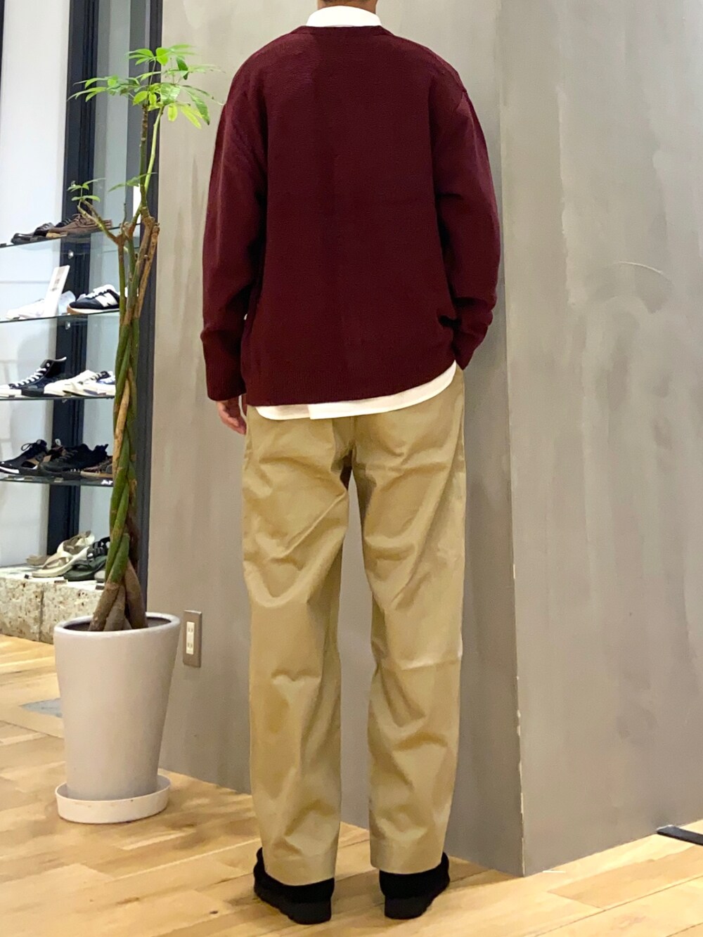 レッド系のカーディガン/ボレロ、ホワイト系のシャツ/ブラウス、グリーン系のその他パンツを着用したメンズの秋コーディネートの3枚目の写真