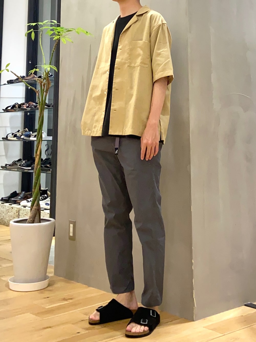 イエロー系のシャツ/ブラウス、ブラック系のTシャツ/カットソー、グレー系のその他パンツを着用したメンズの夏コーディネートの3枚目の写真