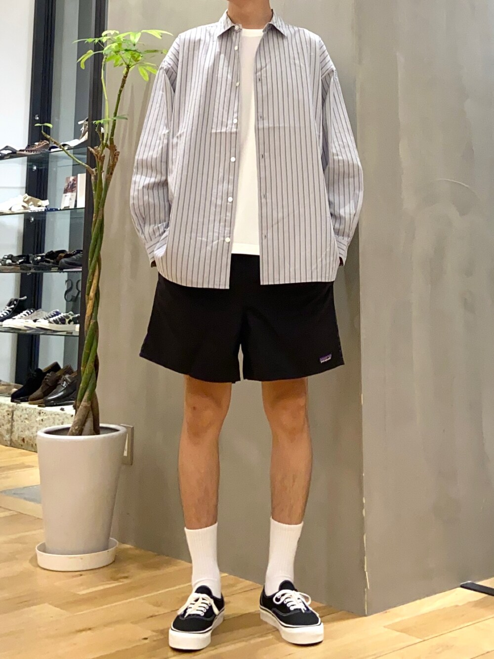 グレー系のシャツ/ブラウス、ホワイト系のTシャツ/カットソー、ブラック系のスニーカーを着用したメンズの夏コーディネートの4枚目の写真