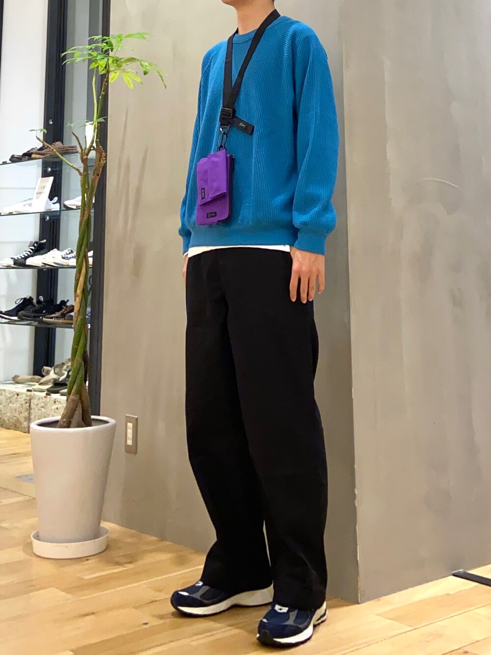 ブルー系のTシャツ/カットソー、パープル系のショルダーバッグ、ホワイト系のTシャツ/カットソーを着用したメンズの秋コーディネートの3枚目の写真