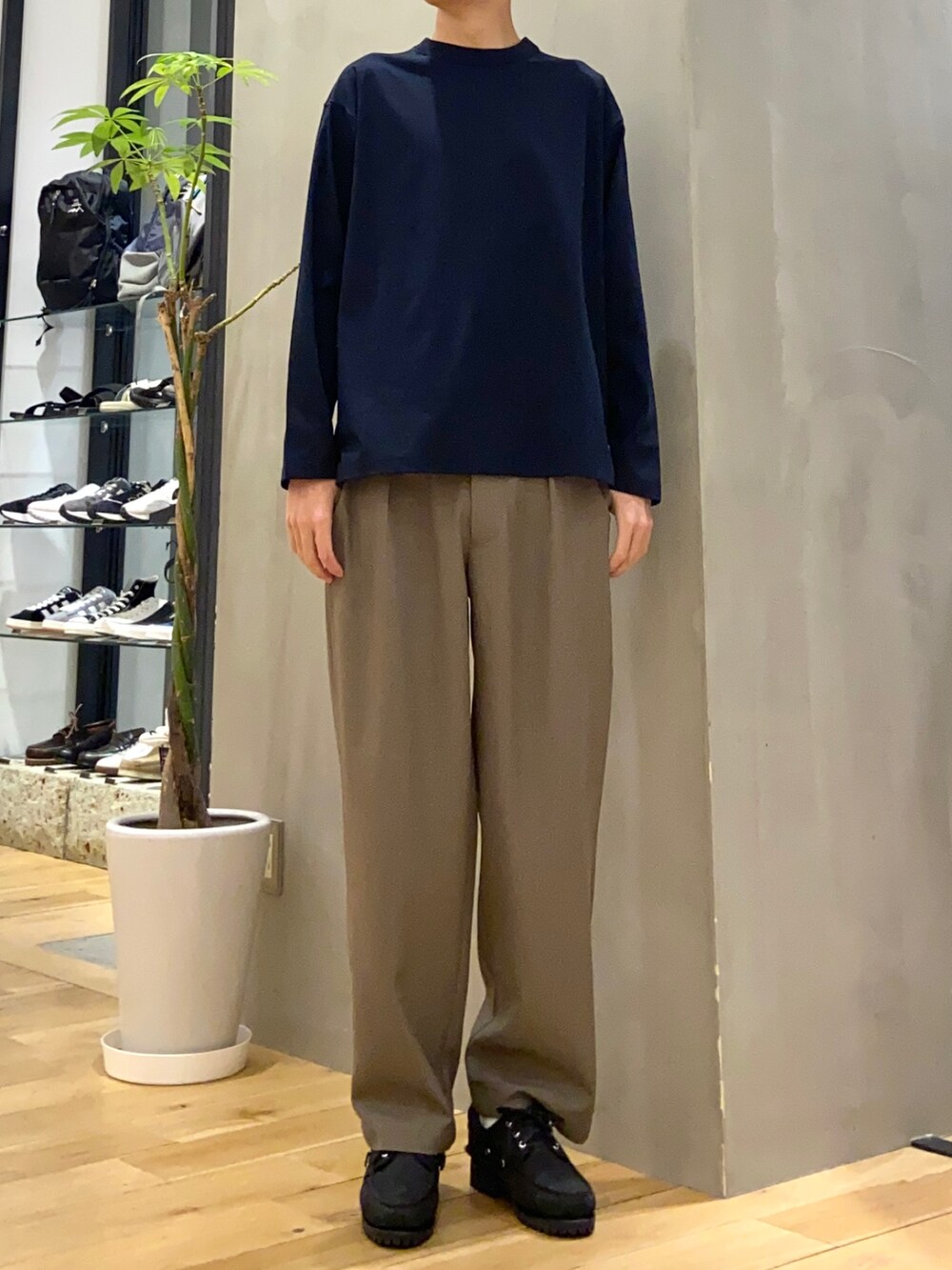 その他のシャツ/ブラウス、ブルー系のTシャツ/カットソー、ブラウン系のその他パンツを着用したメンズの夏コーディネートの2枚目の写真