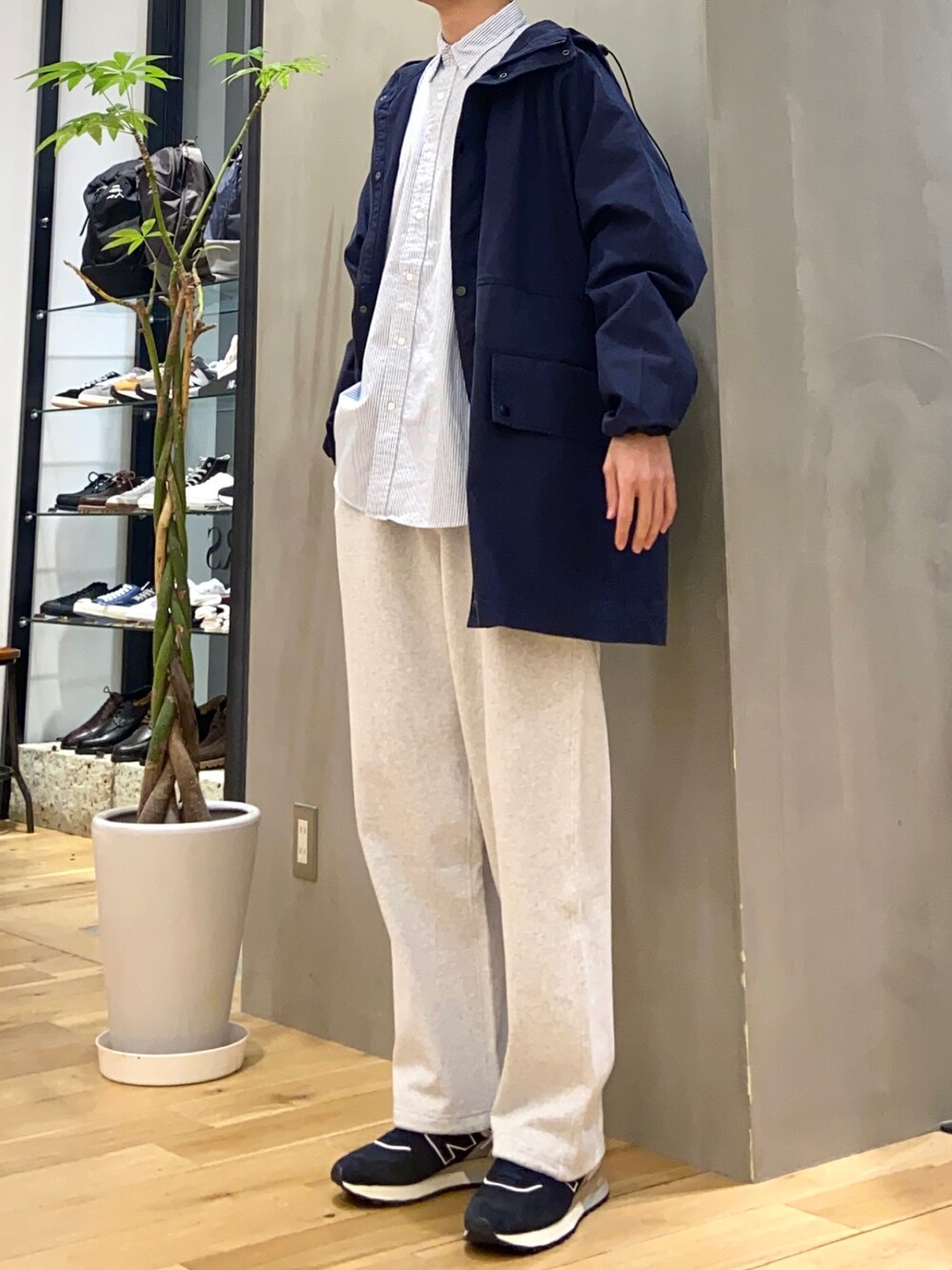 ブルー系のその他アウター、その他のシャツ/ブラウス、グレー系のスウェットパンツを着用したメンズの冬コーディネートの3枚目の写真