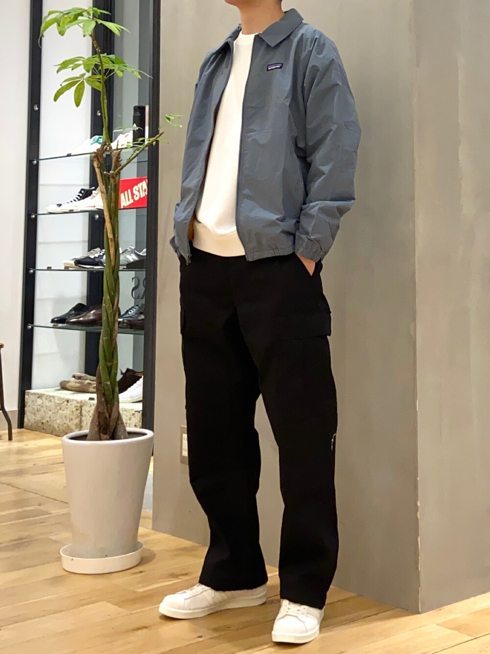 ホワイト系のTシャツ/カットソー、ベージュ系のスニーカー、ブラック系のその他パンツを着用したメンズの春コーディネートの2枚目の写真