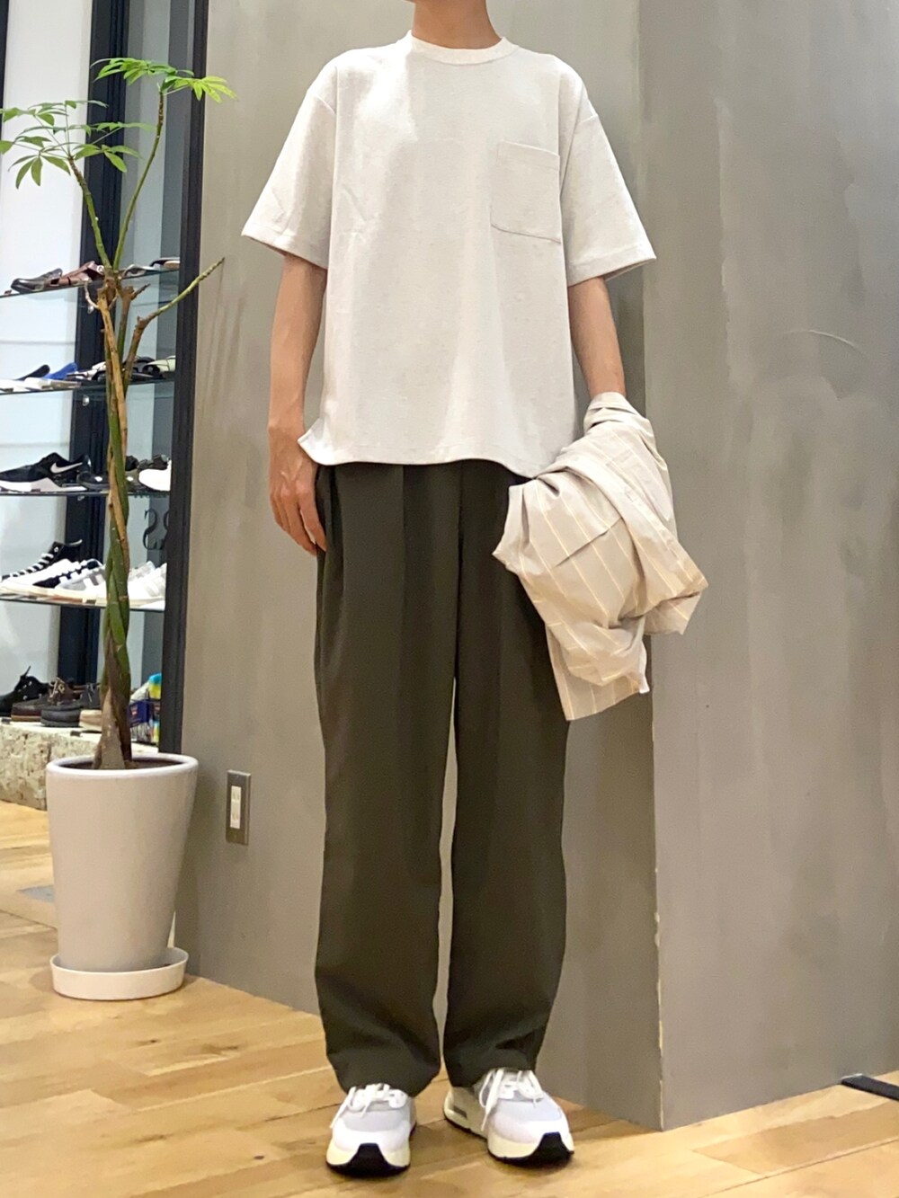 ベージュ系のシャツ/ブラウス、グレー系のTシャツ/カットソー、グリーン系のその他パンツを着用したメンズの夏コーディネートの2枚目の写真