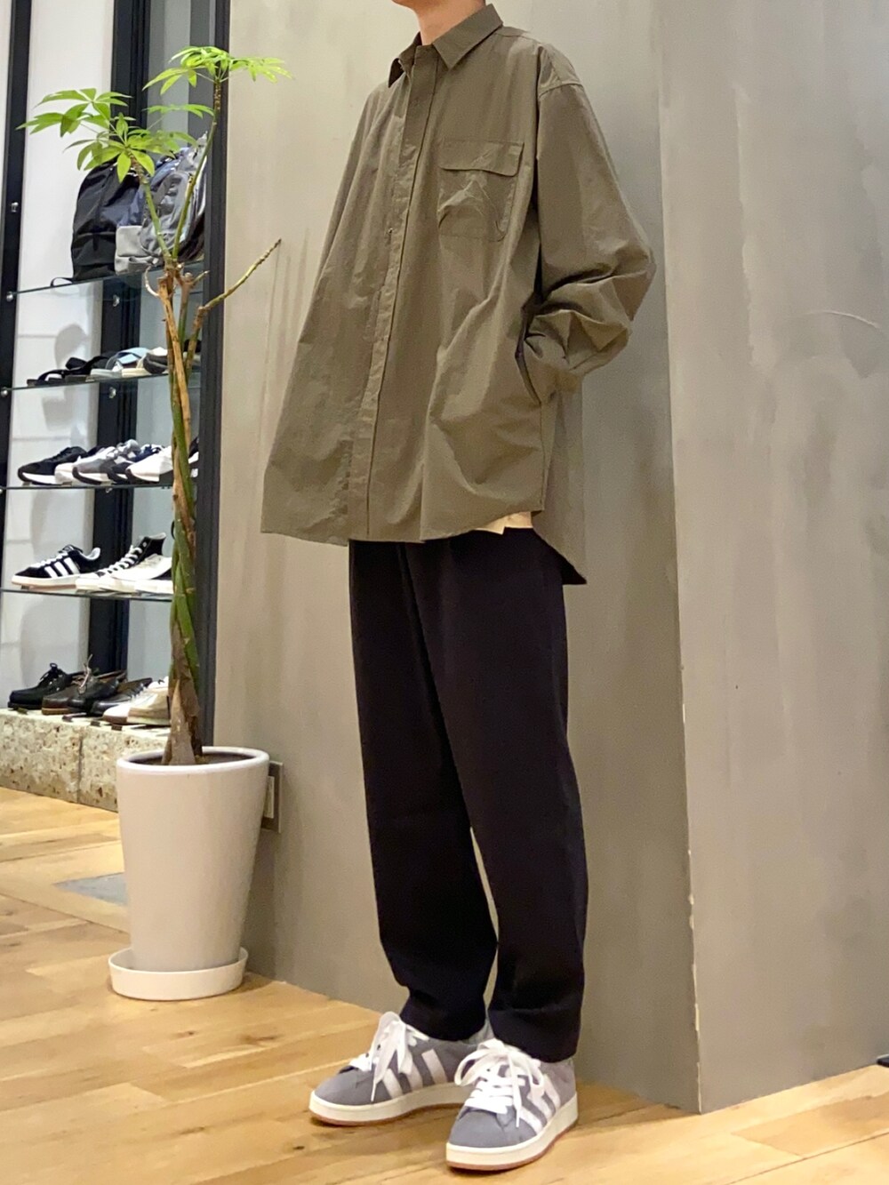 ブラウン系のシャツ/ブラウス、ブラック系のその他パンツ、グレー系のスニーカーを着用したメンズの春コーディネートの3枚目の写真
