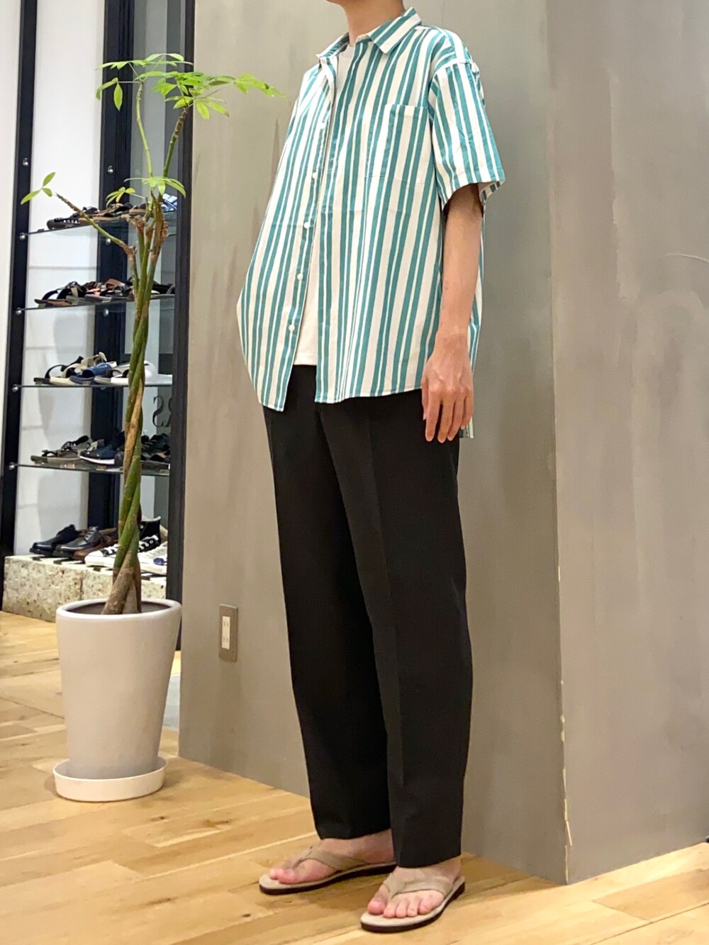 グリーン系のシャツ/ブラウス、ホワイト系のTシャツ/カットソー、グリーン系のその他パンツを着用したメンズの夏コーディネートの2枚目の写真