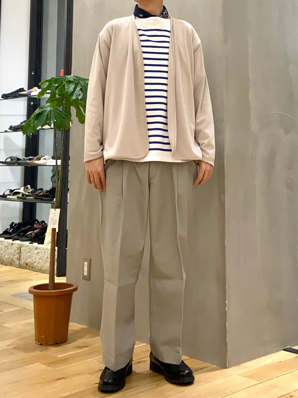 グレー系のカーディガン/ボレロ、ブルー系のTシャツ/カットソー、グレー系のその他パンツを着用したメンズの春コーディネートの2枚目の写真