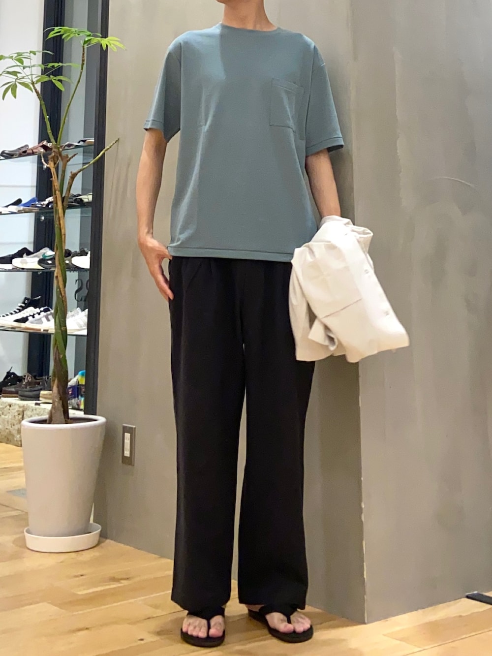 ホワイト系のシャツ/ブラウス、グリーン系のTシャツ/カットソー、ブラック系のその他パンツを着用したメンズの夏コーディネートの2枚目の写真