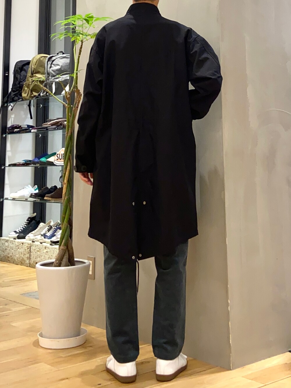 ブラック系のモッズコート、ベージュ系のシャツ/ブラウス、ホワイト系のスニーカーを着用したメンズの冬コーディネートの3枚目の写真