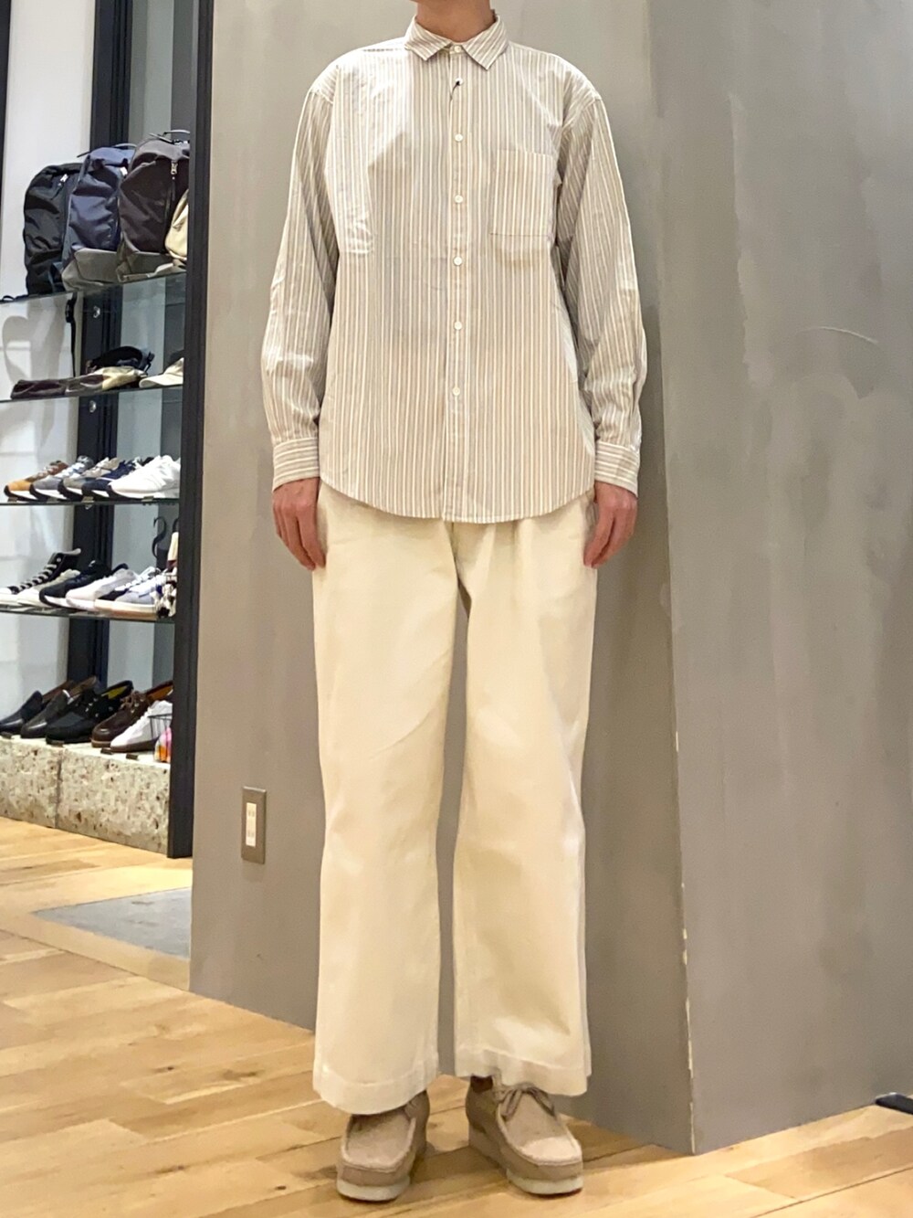 ベージュ系のシャツ/ブラウス、ブルー系のステンカラーコート、ホワイト系のその他パンツを着用したメンズの春コーディネートの2枚目の写真