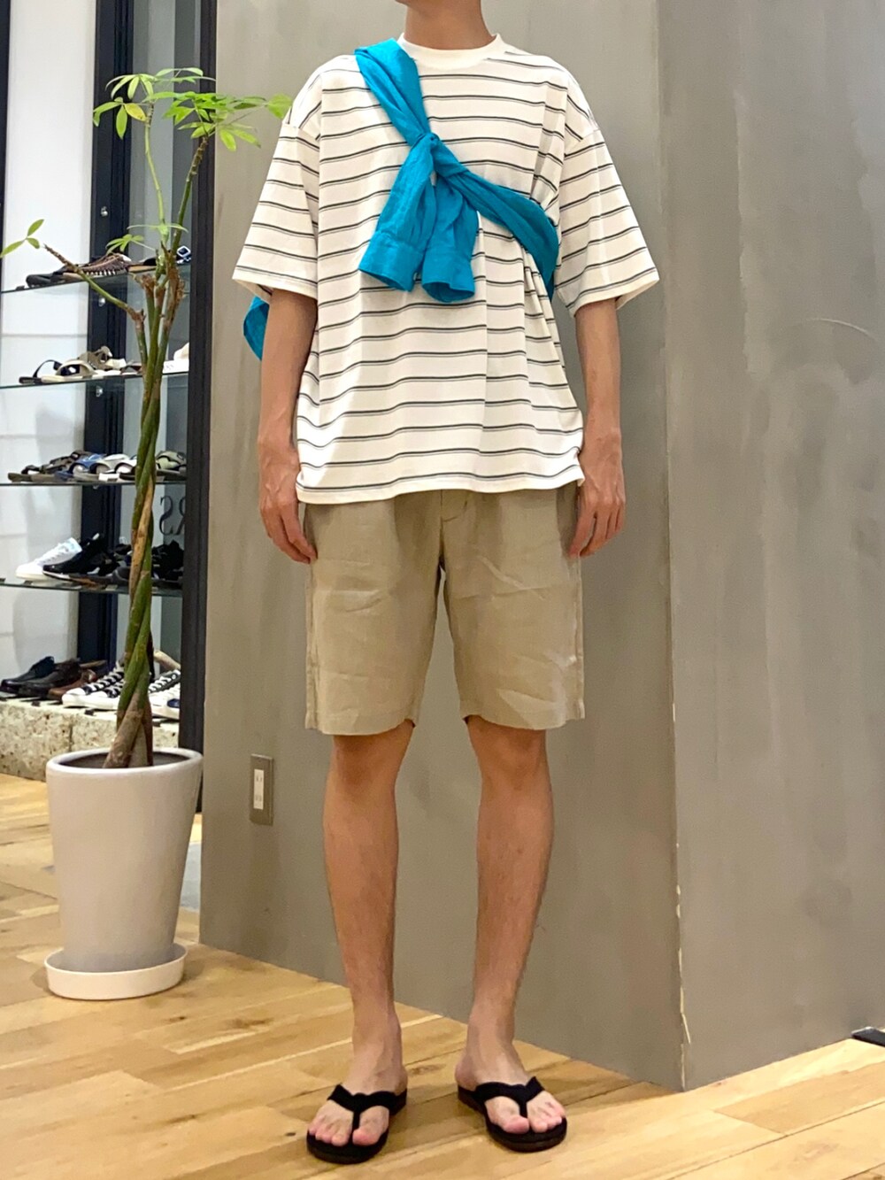 グリーン系のTシャツ/カットソー、グリーン系のシャツ/ブラウス、ブラック系のサンダルを着用したメンズの夏コーディネートの2枚目の写真