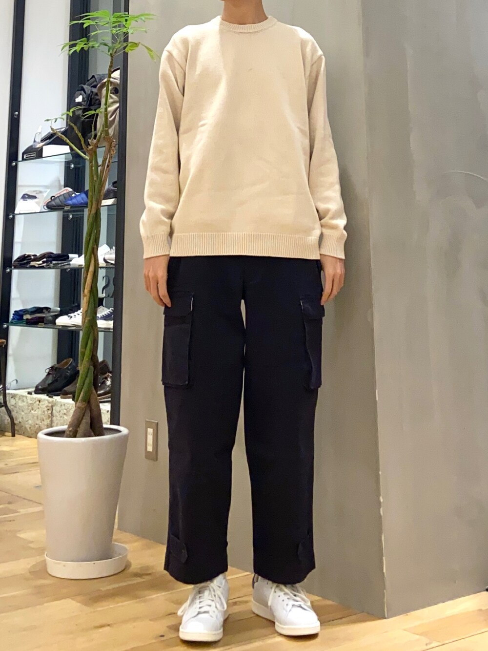 イエロー系のダウンジャケット/コート、ホワイト系のニット/セーター、ブルー系のカーゴパンツを着用したメンズの冬コーディネートの2枚目の写真