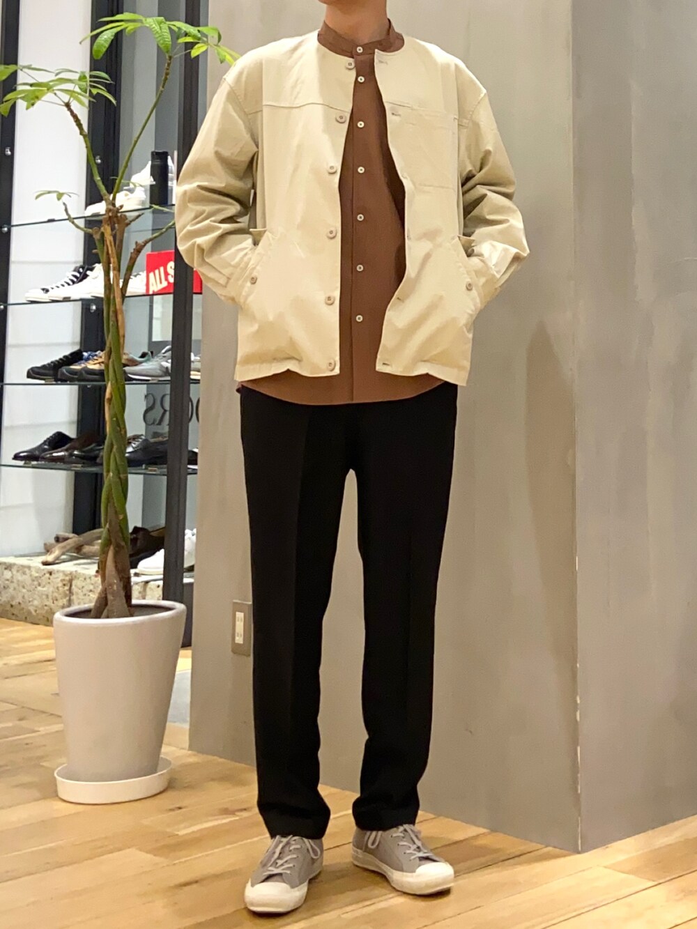 ベージュ系のブルゾン、ブラウン系のシャツ/ブラウス、グレー系のスニーカーを着用したメンズの春コーディネートの4枚目の写真