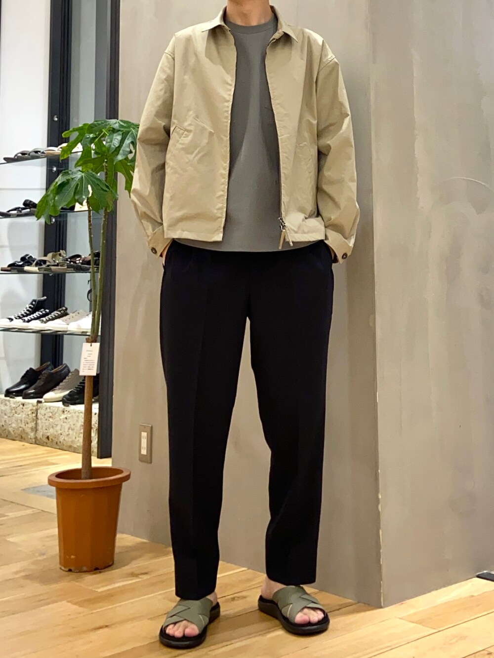 グリーン系のTシャツ/カットソー、ベージュ系のブルゾン、ブルー系のその他パンツを着用したメンズの春コーディネートの2枚目の写真