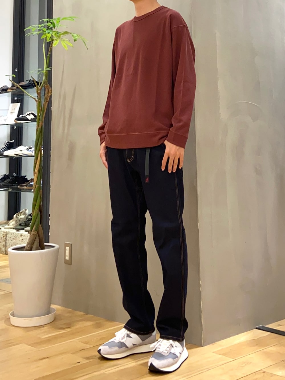 レッド系のTシャツ/カットソー、ブルー系のその他パンツを着用したメンズの秋コーディネートの2枚目の写真