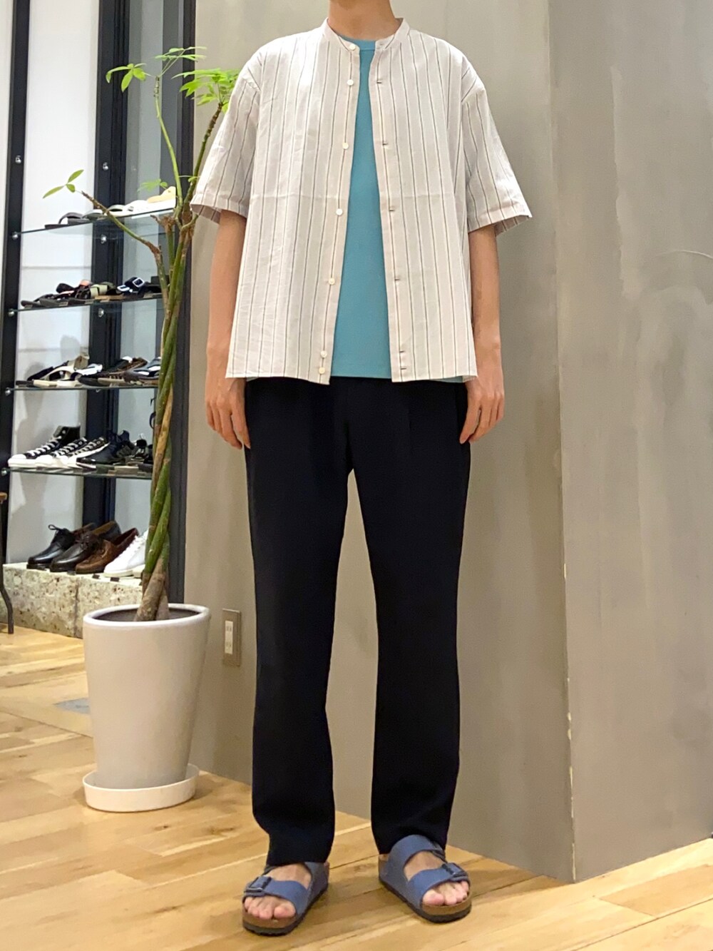 その他のシャツ/ブラウス、ブルー系のTシャツ/カットソー、ブルー系のサンダルを着用したメンズの夏コーディネートの4枚目の写真