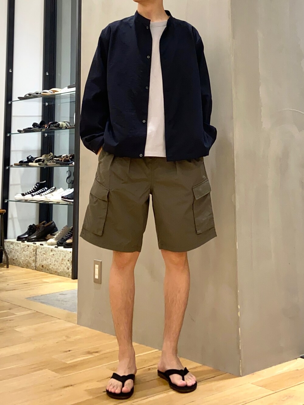 グレー系のTシャツ/カットソー、ブルー系のシャツ/ブラウス、グリーン系のその他パンツを着用したメンズの春コーディネートの5枚目の写真