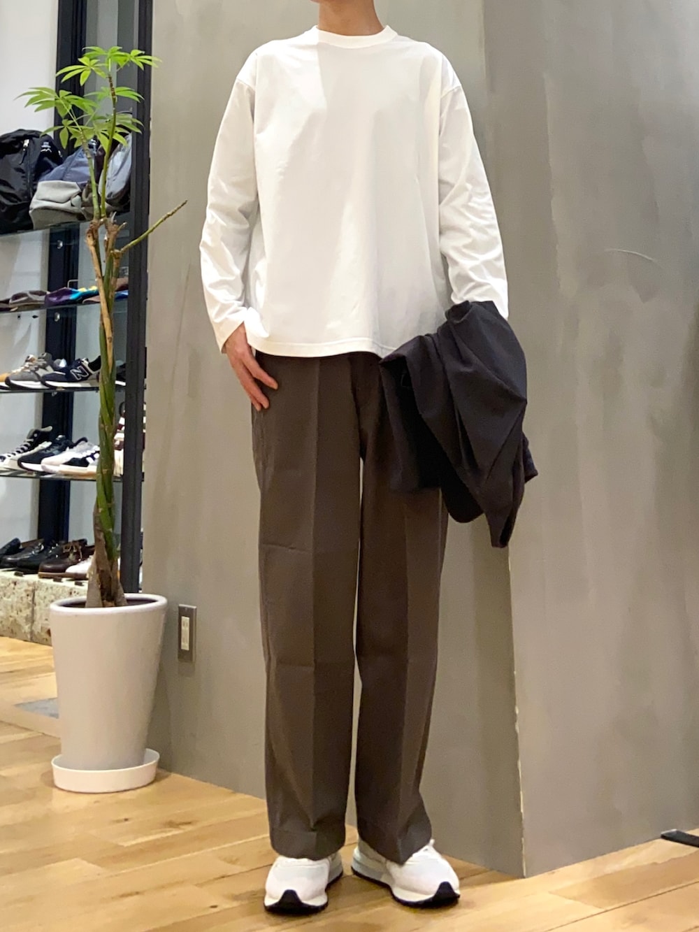 グレー系のカーディガン/ボレロ、ホワイト系のTシャツ/カットソー、ブラウン系のその他パンツを着用したメンズの春コーディネートの2枚目の写真